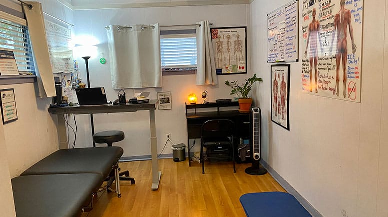 The recovery room at Sammy Lerma III, MD, where patients will work with an Airrosti Certified Recovery Specialist to develop and learn their individualized at-home physical care routines.