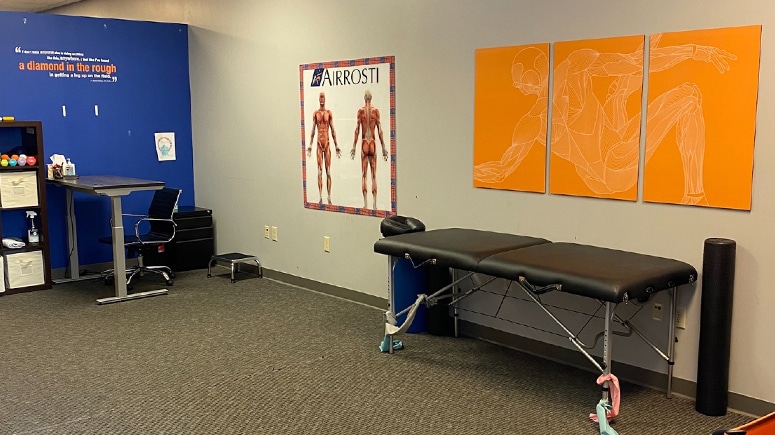 In the recovery room at Airrosti Deerfield, patients will work with their Airrosti Certified Recovery Specialist to develop and learn their at-home physical care routine to promote and maintain long-term MSK health.