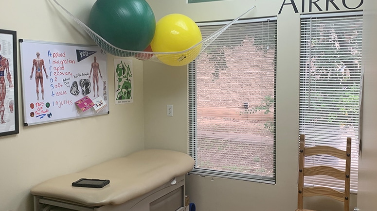 In the recovery room at Airrosti Great Oaks, patients will work with their Airrosti Certified Recovery Specialist to develop and learn their individualized at-home physical care routine to promote and maintain long-term MSK health.