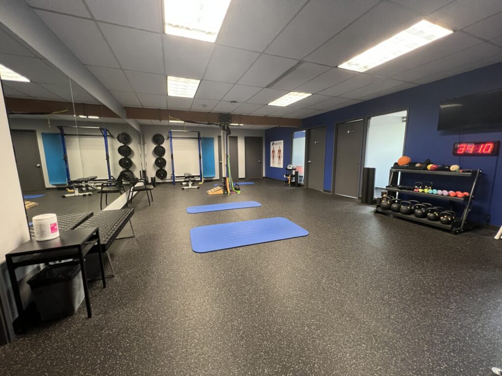 A panned out view of the recovery room at Airrosti Bellevue