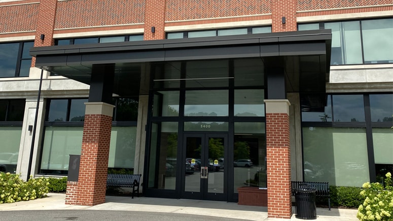 The building exterior of Greengate Medical Office Building, where Airrosti PartnerMD Short Pump is located