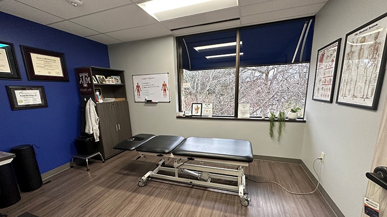 The treatment room at Airrosti Red River where patients will work with their Airrosti Certified Provider to identify and treat the cost of their pain.