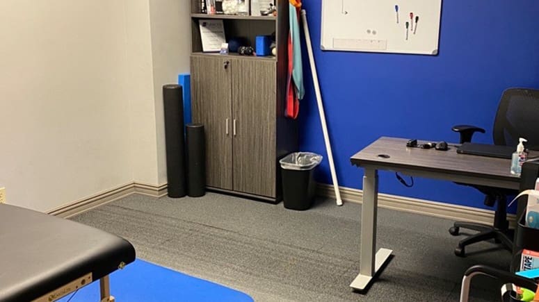 A view of the treatment room inside Airrosti Tanglewood. A treatment table is visible.