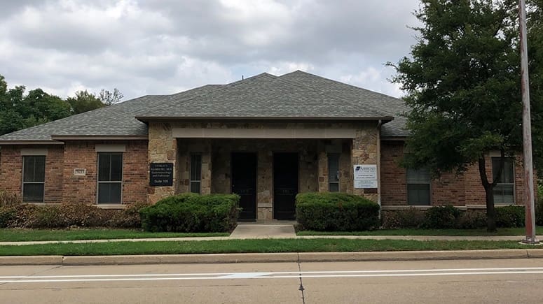 An exterior photo of the Airrosti South Fort Worth building. An Airrosti sign is visible on the right column of the entrance