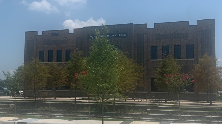 A wide shot view of the Village Health Partners building in Frisco where Airrosti at Village Health Partners Frisco is located