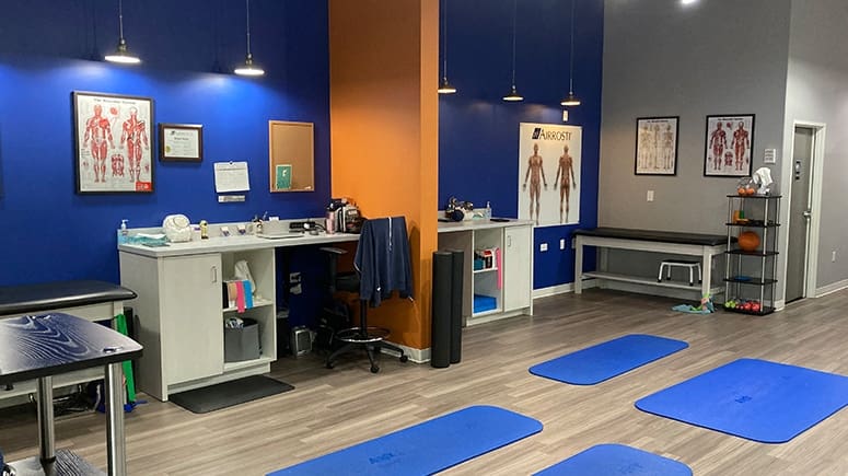 In the recovery room at Airrosti Cedar Park, patients will work with their Airrosti Certified Recovery Specialist to develop and learn their at-home physical care routine to promote and maintain long-term MSK health.