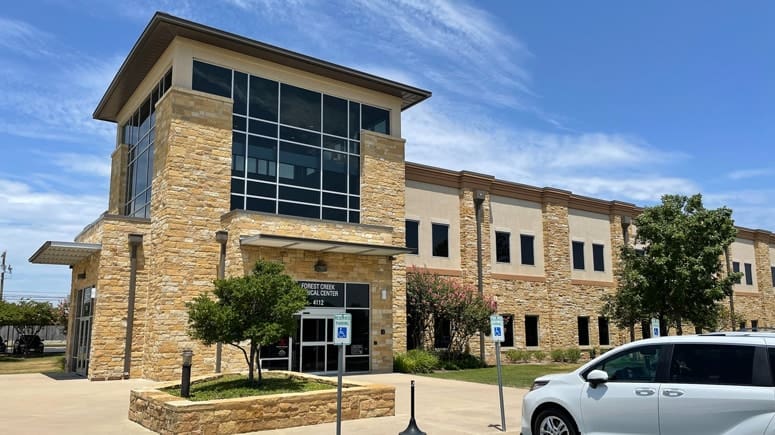 The building exterior of Airrosti Links Lane in Austin, TX.