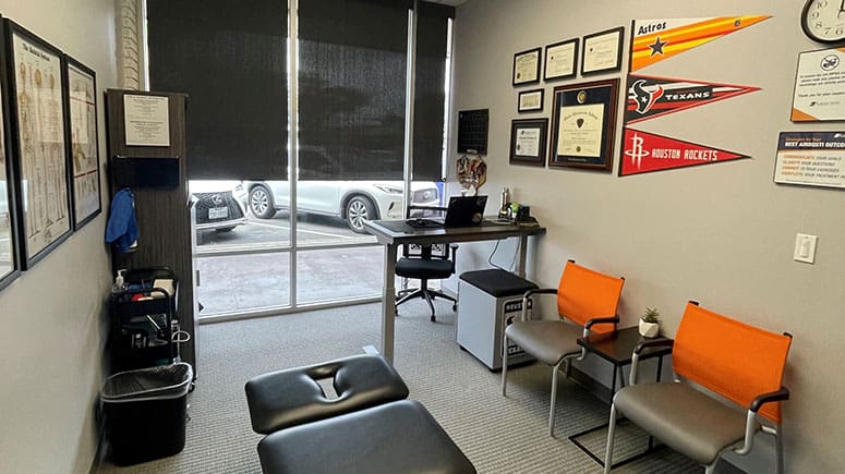 The treatment room at Airrosti Bellaire where patients will have the source of their pain identified and treated by an Airrosti Certified Provider.