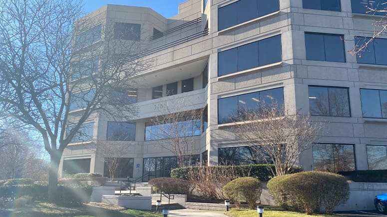 The building exterior of the medical office complex where Airrosti Fairfax is located.