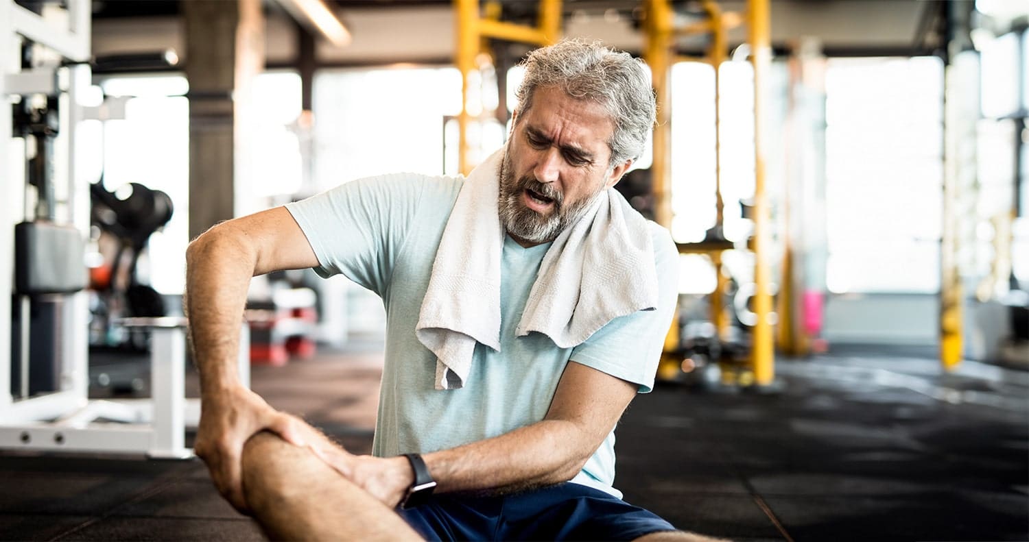 Man in the gym with knee pain